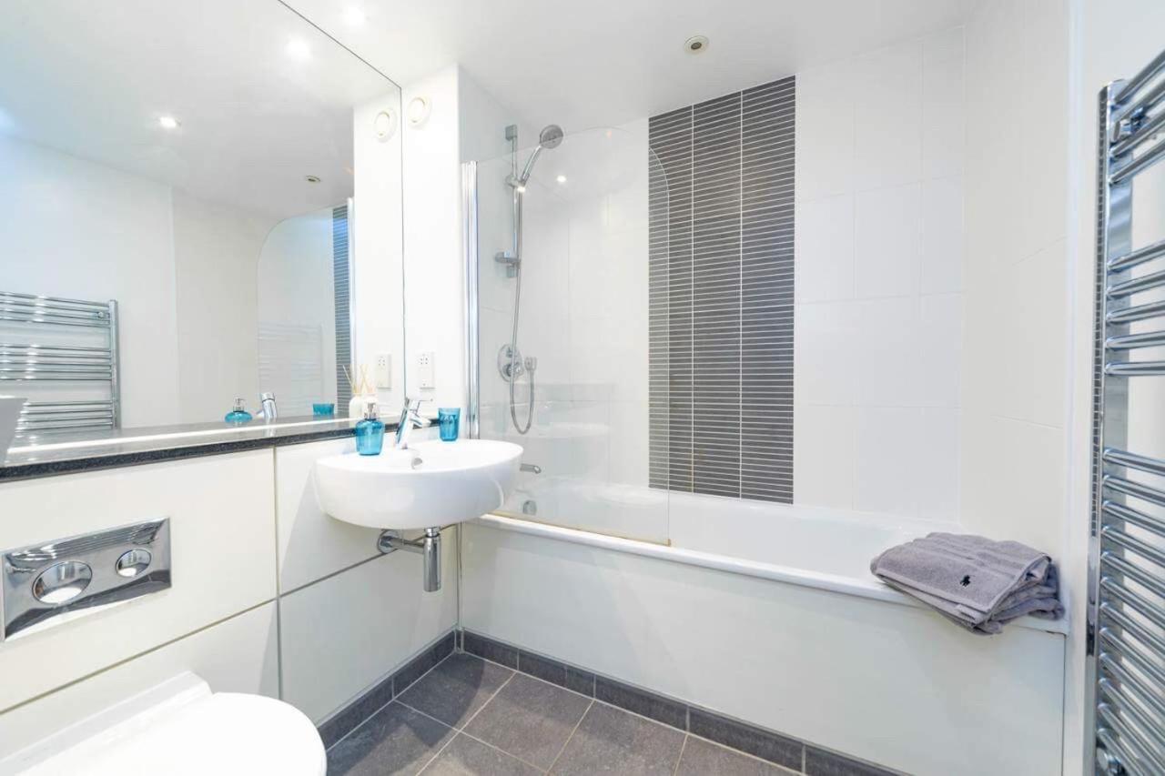 Room With Private Bathroom In A Modern Two Bedroom Two Bathroom Flat Londýn Exteriér fotografie