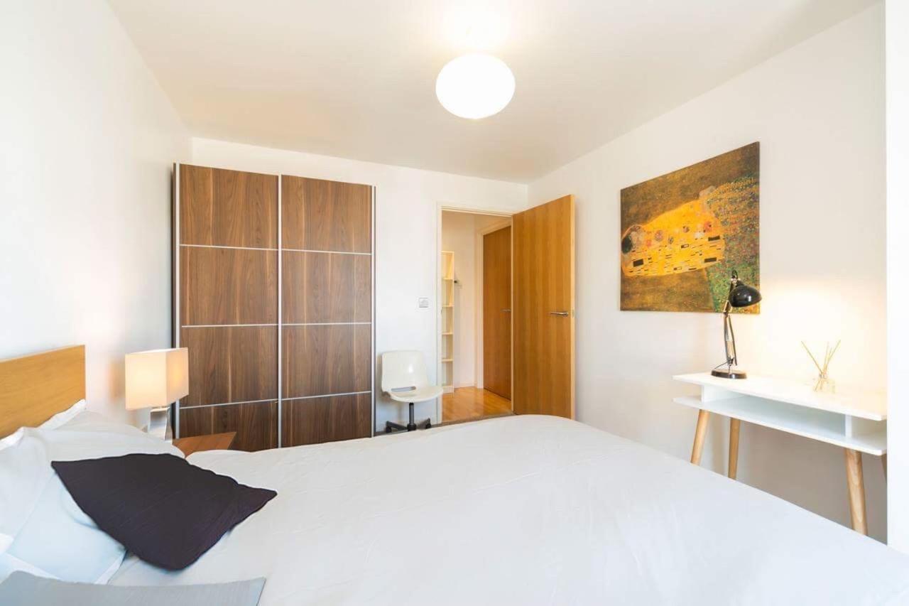 Room With Private Bathroom In A Modern Two Bedroom Two Bathroom Flat Londýn Exteriér fotografie