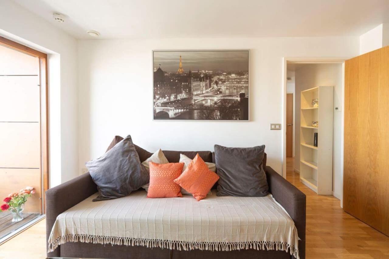 Room With Private Bathroom In A Modern Two Bedroom Two Bathroom Flat Londýn Exteriér fotografie